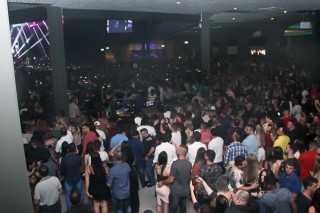 
<a style='margin-left: 5px;' class='btn btn-xs btn-social btn-facebook' href='https://www.facebook.com/sharer/sharer.php?u=https://www.galeramix.com.br/imagem/a88/800-800-90/conteudo/site_galerias/88/arena-petry-sao-jose-galera-mix-17.jpg' rel='popup' data-width='500' data-height='400'><i class='fa fa-facebook'></i>Compartilhar <span class='hidden-xs'>no Facebook</span>
</a> 
<a class='btn btn-default btn-xs' target='_blank' href='imagem/a88/800-800-90/conteudo/site_galerias/88/arena-petry-sao-jose-galera-mix-17.jpg'>
<span class='glyphicon glyphicon-cloud-download'></span> Salvar
</a>
