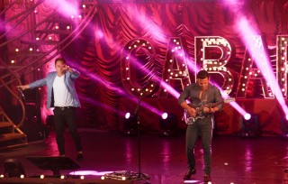 
                                    <a style='margin-left: 5px;' class='btn btn-xs btn-social btn-facebook' href='https://www.facebook.com/sharer/sharer.php?u=https://www.galeramix.com.br/imagem/a9/800-800-90/conteudo/site_galerias/9/cabare-petry-galera-mix-1.jpg' rel='popup' data-width='500' data-height='400'><i class='fa fa-facebook'></i>Compartilhar <span class='hidden-xs'>no Facebook</span>
                                </a> 
                                <a class='btn btn-default btn-xs' target='_blank' href='imagem/a9/800-800-90/conteudo/site_galerias/9/cabare-petry-galera-mix-1.jpg'>
                                    <span class='glyphicon glyphicon-cloud-download'></span> Salvar
                                </a>
                                