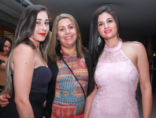 
                                <a style='margin-left: 5px;' class='btn btn-xs btn-social btn-facebook' href='https://www.facebook.com/sharer/sharer.php?u=https://www.galeramix.com.br/imagem/a9/800-800-90/conteudo/site_galerias/9/cabare-petry-galera-mix-10.jpg' rel='popup' data-width='500' data-height='400'><i class='fa fa-facebook'></i>Compartilhar <span class='hidden-xs'>no Facebook</span>
                            </a> 
                            <a class='btn btn-default btn-xs' target='_blank' href='imagem/a9/800-800-90/conteudo/site_galerias/9/cabare-petry-galera-mix-10.jpg'>
                                <span class='glyphicon glyphicon-cloud-download'></span> Salvar
                            </a>
                            