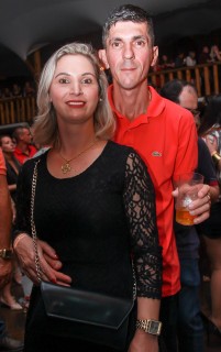 
                            <a style='margin-left: 5px;' class='btn btn-xs btn-social btn-facebook' href='https://www.facebook.com/sharer/sharer.php?u=https://www.galeramix.com.br/imagem/a9/800-800-90/conteudo/site_galerias/9/cabare-petry-galera-mix-100.jpg' rel='popup' data-width='500' data-height='400'><i class='fa fa-facebook'></i>Compartilhar <span class='hidden-xs'>no Facebook</span>
                        </a> 
                        <a class='btn btn-default btn-xs' target='_blank' href='imagem/a9/800-800-90/conteudo/site_galerias/9/cabare-petry-galera-mix-100.jpg'>
                            <span class='glyphicon glyphicon-cloud-download'></span> Salvar
                        </a>
                        