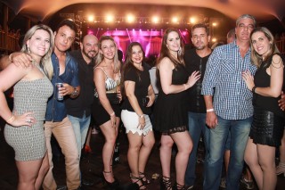 
                <a style='margin-left: 5px;' class='btn btn-xs btn-social btn-facebook' href='https://www.facebook.com/sharer/sharer.php?u=https://www.galeramix.com.br/imagem/a9/800-800-90/conteudo/site_galerias/9/cabare-petry-galera-mix-103.jpg' rel='popup' data-width='500' data-height='400'><i class='fa fa-facebook'></i>Compartilhar <span class='hidden-xs'>no Facebook</span>
            </a> 
            <a class='btn btn-default btn-xs' target='_blank' href='imagem/a9/800-800-90/conteudo/site_galerias/9/cabare-petry-galera-mix-103.jpg'>
                <span class='glyphicon glyphicon-cloud-download'></span> Salvar
            </a>
            