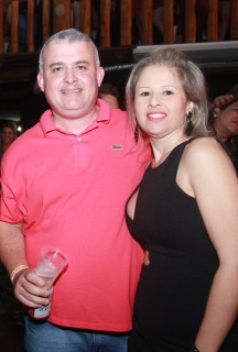 
        <a style='margin-left: 5px;' class='btn btn-xs btn-social btn-facebook' href='https://www.facebook.com/sharer/sharer.php?u=https://www.galeramix.com.br/imagem/a9/800-800-90/conteudo/site_galerias/9/cabare-petry-galera-mix-105.jpg' rel='popup' data-width='500' data-height='400'><i class='fa fa-facebook'></i>Compartilhar <span class='hidden-xs'>no Facebook</span>
    </a> 
    <a class='btn btn-default btn-xs' target='_blank' href='imagem/a9/800-800-90/conteudo/site_galerias/9/cabare-petry-galera-mix-105.jpg'>
        <span class='glyphicon glyphicon-cloud-download'></span> Salvar
    </a>
    