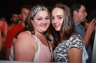 
<a style='margin-left: 5px;' class='btn btn-xs btn-social btn-facebook' href='https://www.facebook.com/sharer/sharer.php?u=https://www.galeramix.com.br/imagem/a9/800-800-90/conteudo/site_galerias/9/cabare-petry-galera-mix-107.jpg' rel='popup' data-width='500' data-height='400'><i class='fa fa-facebook'></i>Compartilhar <span class='hidden-xs'>no Facebook</span>
</a> 
<a class='btn btn-default btn-xs' target='_blank' href='imagem/a9/800-800-90/conteudo/site_galerias/9/cabare-petry-galera-mix-107.jpg'>
<span class='glyphicon glyphicon-cloud-download'></span> Salvar
</a>
