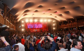 
<a style='margin-left: 5px;' class='btn btn-xs btn-social btn-facebook' href='https://www.facebook.com/sharer/sharer.php?u=https://www.galeramix.com.br/imagem/a9/800-800-90/conteudo/site_galerias/9/cabare-petry-galera-mix-108.jpg' rel='popup' data-width='500' data-height='400'><i class='fa fa-facebook'></i>Compartilhar <span class='hidden-xs'>no Facebook</span>
</a> 
<a class='btn btn-default btn-xs' target='_blank' href='imagem/a9/800-800-90/conteudo/site_galerias/9/cabare-petry-galera-mix-108.jpg'>
<span class='glyphicon glyphicon-cloud-download'></span> Salvar
</a>
