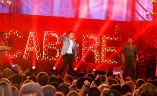 
<a style='margin-left: 5px;' class='btn btn-xs btn-social btn-facebook' href='https://www.facebook.com/sharer/sharer.php?u=https://www.galeramix.com.br/imagem/a9/800-800-90/conteudo/site_galerias/9/cabare-petry-galera-mix-109.jpg' rel='popup' data-width='500' data-height='400'><i class='fa fa-facebook'></i>Compartilhar <span class='hidden-xs'>no Facebook</span>
</a> 
<a class='btn btn-default btn-xs' target='_blank' href='imagem/a9/800-800-90/conteudo/site_galerias/9/cabare-petry-galera-mix-109.jpg'>
<span class='glyphicon glyphicon-cloud-download'></span> Salvar
</a>
