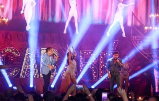 
<a style='margin-left: 5px;' class='btn btn-xs btn-social btn-facebook' href='https://www.facebook.com/sharer/sharer.php?u=https://www.galeramix.com.br/imagem/a9/800-800-90/conteudo/site_galerias/9/cabare-petry-galera-mix-111.jpg' rel='popup' data-width='500' data-height='400'><i class='fa fa-facebook'></i>Compartilhar <span class='hidden-xs'>no Facebook</span>
</a> 
<a class='btn btn-default btn-xs' target='_blank' href='imagem/a9/800-800-90/conteudo/site_galerias/9/cabare-petry-galera-mix-111.jpg'>
<span class='glyphicon glyphicon-cloud-download'></span> Salvar
</a>
