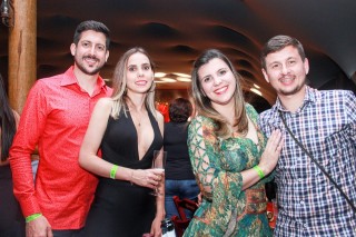 
<a style='margin-left: 5px;' class='btn btn-xs btn-social btn-facebook' href='https://www.facebook.com/sharer/sharer.php?u=https://www.galeramix.com.br/imagem/a9/800-800-90/conteudo/site_galerias/9/cabare-petry-galera-mix-116.jpg' rel='popup' data-width='500' data-height='400'><i class='fa fa-facebook'></i>Compartilhar <span class='hidden-xs'>no Facebook</span>
</a> 
<a class='btn btn-default btn-xs' target='_blank' href='imagem/a9/800-800-90/conteudo/site_galerias/9/cabare-petry-galera-mix-116.jpg'>
<span class='glyphicon glyphicon-cloud-download'></span> Salvar
</a>
