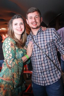 
<a style='margin-left: 5px;' class='btn btn-xs btn-social btn-facebook' href='https://www.facebook.com/sharer/sharer.php?u=https://www.galeramix.com.br/imagem/a9/800-800-90/conteudo/site_galerias/9/cabare-petry-galera-mix-117.jpg' rel='popup' data-width='500' data-height='400'><i class='fa fa-facebook'></i>Compartilhar <span class='hidden-xs'>no Facebook</span>
</a> 
<a class='btn btn-default btn-xs' target='_blank' href='imagem/a9/800-800-90/conteudo/site_galerias/9/cabare-petry-galera-mix-117.jpg'>
<span class='glyphicon glyphicon-cloud-download'></span> Salvar
</a>
