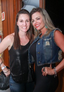 
<a style='margin-left: 5px;' class='btn btn-xs btn-social btn-facebook' href='https://www.facebook.com/sharer/sharer.php?u=https://www.galeramix.com.br/imagem/a9/800-800-90/conteudo/site_galerias/9/cabare-petry-galera-mix-120.jpg' rel='popup' data-width='500' data-height='400'><i class='fa fa-facebook'></i>Compartilhar <span class='hidden-xs'>no Facebook</span>
</a> 
<a class='btn btn-default btn-xs' target='_blank' href='imagem/a9/800-800-90/conteudo/site_galerias/9/cabare-petry-galera-mix-120.jpg'>
<span class='glyphicon glyphicon-cloud-download'></span> Salvar
</a>
