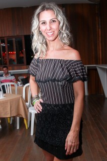 
<a style='margin-left: 5px;' class='btn btn-xs btn-social btn-facebook' href='https://www.facebook.com/sharer/sharer.php?u=https://www.galeramix.com.br/imagem/a9/800-800-90/conteudo/site_galerias/9/cabare-petry-galera-mix-121.jpg' rel='popup' data-width='500' data-height='400'><i class='fa fa-facebook'></i>Compartilhar <span class='hidden-xs'>no Facebook</span>
</a> 
<a class='btn btn-default btn-xs' target='_blank' href='imagem/a9/800-800-90/conteudo/site_galerias/9/cabare-petry-galera-mix-121.jpg'>
<span class='glyphicon glyphicon-cloud-download'></span> Salvar
</a>
