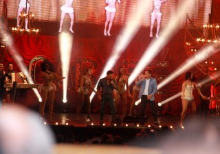 
<a style='margin-left: 5px;' class='btn btn-xs btn-social btn-facebook' href='https://www.facebook.com/sharer/sharer.php?u=https://www.galeramix.com.br/imagem/a9/800-800-90/conteudo/site_galerias/9/cabare-petry-galera-mix-123.jpg' rel='popup' data-width='500' data-height='400'><i class='fa fa-facebook'></i>Compartilhar <span class='hidden-xs'>no Facebook</span>
</a> 
<a class='btn btn-default btn-xs' target='_blank' href='imagem/a9/800-800-90/conteudo/site_galerias/9/cabare-petry-galera-mix-123.jpg'>
<span class='glyphicon glyphicon-cloud-download'></span> Salvar
</a>
