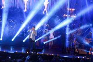 
<a style='margin-left: 5px;' class='btn btn-xs btn-social btn-facebook' href='https://www.facebook.com/sharer/sharer.php?u=https://www.galeramix.com.br/imagem/a9/800-800-90/conteudo/site_galerias/9/cabare-petry-galera-mix-124.jpg' rel='popup' data-width='500' data-height='400'><i class='fa fa-facebook'></i>Compartilhar <span class='hidden-xs'>no Facebook</span>
</a> 
<a class='btn btn-default btn-xs' target='_blank' href='imagem/a9/800-800-90/conteudo/site_galerias/9/cabare-petry-galera-mix-124.jpg'>
<span class='glyphicon glyphicon-cloud-download'></span> Salvar
</a>
