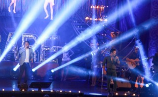 
<a style='margin-left: 5px;' class='btn btn-xs btn-social btn-facebook' href='https://www.facebook.com/sharer/sharer.php?u=https://www.galeramix.com.br/imagem/a9/800-800-90/conteudo/site_galerias/9/cabare-petry-galera-mix-126.jpg' rel='popup' data-width='500' data-height='400'><i class='fa fa-facebook'></i>Compartilhar <span class='hidden-xs'>no Facebook</span>
</a> 
<a class='btn btn-default btn-xs' target='_blank' href='imagem/a9/800-800-90/conteudo/site_galerias/9/cabare-petry-galera-mix-126.jpg'>
<span class='glyphicon glyphicon-cloud-download'></span> Salvar
</a>
