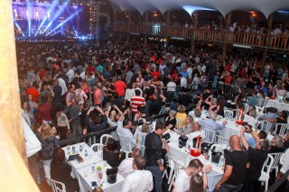 
<a style='margin-left: 5px;' class='btn btn-xs btn-social btn-facebook' href='https://www.facebook.com/sharer/sharer.php?u=https://www.galeramix.com.br/imagem/a9/800-800-90/conteudo/site_galerias/9/cabare-petry-galera-mix-127.jpg' rel='popup' data-width='500' data-height='400'><i class='fa fa-facebook'></i>Compartilhar <span class='hidden-xs'>no Facebook</span>
</a> 
<a class='btn btn-default btn-xs' target='_blank' href='imagem/a9/800-800-90/conteudo/site_galerias/9/cabare-petry-galera-mix-127.jpg'>
<span class='glyphicon glyphicon-cloud-download'></span> Salvar
</a>
