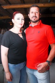 
<a style='margin-left: 5px;' class='btn btn-xs btn-social btn-facebook' href='https://www.facebook.com/sharer/sharer.php?u=https://www.galeramix.com.br/imagem/a9/800-800-90/conteudo/site_galerias/9/cabare-petry-galera-mix-13.jpg' rel='popup' data-width='500' data-height='400'><i class='fa fa-facebook'></i>Compartilhar <span class='hidden-xs'>no Facebook</span>
</a> 
<a class='btn btn-default btn-xs' target='_blank' href='imagem/a9/800-800-90/conteudo/site_galerias/9/cabare-petry-galera-mix-13.jpg'>
<span class='glyphicon glyphicon-cloud-download'></span> Salvar
</a>
