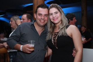 
<a style='margin-left: 5px;' class='btn btn-xs btn-social btn-facebook' href='https://www.facebook.com/sharer/sharer.php?u=https://www.galeramix.com.br/imagem/a9/800-800-90/conteudo/site_galerias/9/cabare-petry-galera-mix-131.jpg' rel='popup' data-width='500' data-height='400'><i class='fa fa-facebook'></i>Compartilhar <span class='hidden-xs'>no Facebook</span>
</a> 
<a class='btn btn-default btn-xs' target='_blank' href='imagem/a9/800-800-90/conteudo/site_galerias/9/cabare-petry-galera-mix-131.jpg'>
<span class='glyphicon glyphicon-cloud-download'></span> Salvar
</a>
