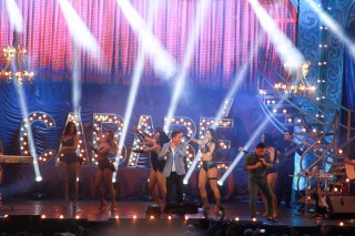 
<a style='margin-left: 5px;' class='btn btn-xs btn-social btn-facebook' href='https://www.facebook.com/sharer/sharer.php?u=https://www.galeramix.com.br/imagem/a9/800-800-90/conteudo/site_galerias/9/cabare-petry-galera-mix-137.jpg' rel='popup' data-width='500' data-height='400'><i class='fa fa-facebook'></i>Compartilhar <span class='hidden-xs'>no Facebook</span>
</a> 
<a class='btn btn-default btn-xs' target='_blank' href='imagem/a9/800-800-90/conteudo/site_galerias/9/cabare-petry-galera-mix-137.jpg'>
<span class='glyphicon glyphicon-cloud-download'></span> Salvar
</a>
