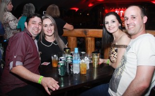 
<a style='margin-left: 5px;' class='btn btn-xs btn-social btn-facebook' href='https://www.facebook.com/sharer/sharer.php?u=https://www.galeramix.com.br/imagem/a9/800-800-90/conteudo/site_galerias/9/cabare-petry-galera-mix-138.jpg' rel='popup' data-width='500' data-height='400'><i class='fa fa-facebook'></i>Compartilhar <span class='hidden-xs'>no Facebook</span>
</a> 
<a class='btn btn-default btn-xs' target='_blank' href='imagem/a9/800-800-90/conteudo/site_galerias/9/cabare-petry-galera-mix-138.jpg'>
<span class='glyphicon glyphicon-cloud-download'></span> Salvar
</a>
