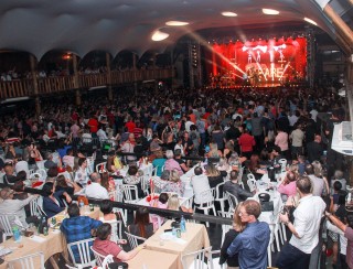 
<a style='margin-left: 5px;' class='btn btn-xs btn-social btn-facebook' href='https://www.facebook.com/sharer/sharer.php?u=https://www.galeramix.com.br/imagem/a9/800-800-90/conteudo/site_galerias/9/cabare-petry-galera-mix-143.jpg' rel='popup' data-width='500' data-height='400'><i class='fa fa-facebook'></i>Compartilhar <span class='hidden-xs'>no Facebook</span>
</a> 
<a class='btn btn-default btn-xs' target='_blank' href='imagem/a9/800-800-90/conteudo/site_galerias/9/cabare-petry-galera-mix-143.jpg'>
<span class='glyphicon glyphicon-cloud-download'></span> Salvar
</a>
