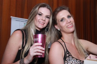 
<a style='margin-left: 5px;' class='btn btn-xs btn-social btn-facebook' href='https://www.facebook.com/sharer/sharer.php?u=https://www.galeramix.com.br/imagem/a9/800-800-90/conteudo/site_galerias/9/cabare-petry-galera-mix-145.jpg' rel='popup' data-width='500' data-height='400'><i class='fa fa-facebook'></i>Compartilhar <span class='hidden-xs'>no Facebook</span>
</a> 
<a class='btn btn-default btn-xs' target='_blank' href='imagem/a9/800-800-90/conteudo/site_galerias/9/cabare-petry-galera-mix-145.jpg'>
<span class='glyphicon glyphicon-cloud-download'></span> Salvar
</a>
