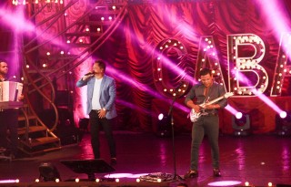 
<a style='margin-left: 5px;' class='btn btn-xs btn-social btn-facebook' href='https://www.facebook.com/sharer/sharer.php?u=https://www.galeramix.com.br/imagem/a9/800-800-90/conteudo/site_galerias/9/cabare-petry-galera-mix-147.jpg' rel='popup' data-width='500' data-height='400'><i class='fa fa-facebook'></i>Compartilhar <span class='hidden-xs'>no Facebook</span>
</a> 
<a class='btn btn-default btn-xs' target='_blank' href='imagem/a9/800-800-90/conteudo/site_galerias/9/cabare-petry-galera-mix-147.jpg'>
<span class='glyphicon glyphicon-cloud-download'></span> Salvar
</a>
