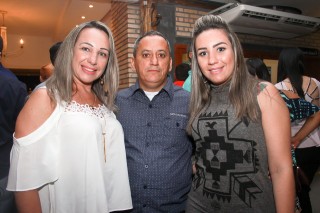 
<a style='margin-left: 5px;' class='btn btn-xs btn-social btn-facebook' href='https://www.facebook.com/sharer/sharer.php?u=https://www.galeramix.com.br/imagem/a9/800-800-90/conteudo/site_galerias/9/cabare-petry-galera-mix-17.jpg' rel='popup' data-width='500' data-height='400'><i class='fa fa-facebook'></i>Compartilhar <span class='hidden-xs'>no Facebook</span>
</a> 
<a class='btn btn-default btn-xs' target='_blank' href='imagem/a9/800-800-90/conteudo/site_galerias/9/cabare-petry-galera-mix-17.jpg'>
<span class='glyphicon glyphicon-cloud-download'></span> Salvar
</a>
