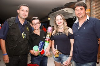 
<a style='margin-left: 5px;' class='btn btn-xs btn-social btn-facebook' href='https://www.facebook.com/sharer/sharer.php?u=https://www.galeramix.com.br/imagem/a9/800-800-90/conteudo/site_galerias/9/cabare-petry-galera-mix-19.jpg' rel='popup' data-width='500' data-height='400'><i class='fa fa-facebook'></i>Compartilhar <span class='hidden-xs'>no Facebook</span>
</a> 
<a class='btn btn-default btn-xs' target='_blank' href='imagem/a9/800-800-90/conteudo/site_galerias/9/cabare-petry-galera-mix-19.jpg'>
<span class='glyphicon glyphicon-cloud-download'></span> Salvar
</a>
