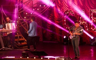 
<a style='margin-left: 5px;' class='btn btn-xs btn-social btn-facebook' href='https://www.facebook.com/sharer/sharer.php?u=https://www.galeramix.com.br/imagem/a9/800-800-90/conteudo/site_galerias/9/cabare-petry-galera-mix-2.jpg' rel='popup' data-width='500' data-height='400'><i class='fa fa-facebook'></i>Compartilhar <span class='hidden-xs'>no Facebook</span>
</a> 
<a class='btn btn-default btn-xs' target='_blank' href='imagem/a9/800-800-90/conteudo/site_galerias/9/cabare-petry-galera-mix-2.jpg'>
<span class='glyphicon glyphicon-cloud-download'></span> Salvar
</a>
