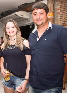 
<a style='margin-left: 5px;' class='btn btn-xs btn-social btn-facebook' href='https://www.facebook.com/sharer/sharer.php?u=https://www.galeramix.com.br/imagem/a9/800-800-90/conteudo/site_galerias/9/cabare-petry-galera-mix-20.jpg' rel='popup' data-width='500' data-height='400'><i class='fa fa-facebook'></i>Compartilhar <span class='hidden-xs'>no Facebook</span>
</a> 
<a class='btn btn-default btn-xs' target='_blank' href='imagem/a9/800-800-90/conteudo/site_galerias/9/cabare-petry-galera-mix-20.jpg'>
<span class='glyphicon glyphicon-cloud-download'></span> Salvar
</a>
