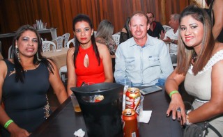 
<a style='margin-left: 5px;' class='btn btn-xs btn-social btn-facebook' href='https://www.facebook.com/sharer/sharer.php?u=https://www.galeramix.com.br/imagem/a9/800-800-90/conteudo/site_galerias/9/cabare-petry-galera-mix-22.jpg' rel='popup' data-width='500' data-height='400'><i class='fa fa-facebook'></i>Compartilhar <span class='hidden-xs'>no Facebook</span>
</a> 
<a class='btn btn-default btn-xs' target='_blank' href='imagem/a9/800-800-90/conteudo/site_galerias/9/cabare-petry-galera-mix-22.jpg'>
<span class='glyphicon glyphicon-cloud-download'></span> Salvar
</a>
