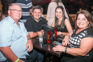 
<a style='margin-left: 5px;' class='btn btn-xs btn-social btn-facebook' href='https://www.facebook.com/sharer/sharer.php?u=https://www.galeramix.com.br/imagem/a9/800-800-90/conteudo/site_galerias/9/cabare-petry-galera-mix-23.jpg' rel='popup' data-width='500' data-height='400'><i class='fa fa-facebook'></i>Compartilhar <span class='hidden-xs'>no Facebook</span>
</a> 
<a class='btn btn-default btn-xs' target='_blank' href='imagem/a9/800-800-90/conteudo/site_galerias/9/cabare-petry-galera-mix-23.jpg'>
<span class='glyphicon glyphicon-cloud-download'></span> Salvar
</a>
