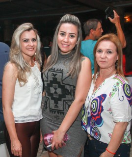 
<a style='margin-left: 5px;' class='btn btn-xs btn-social btn-facebook' href='https://www.facebook.com/sharer/sharer.php?u=https://www.galeramix.com.br/imagem/a9/800-800-90/conteudo/site_galerias/9/cabare-petry-galera-mix-43.jpg' rel='popup' data-width='500' data-height='400'><i class='fa fa-facebook'></i>Compartilhar <span class='hidden-xs'>no Facebook</span>
</a> 
<a class='btn btn-default btn-xs' target='_blank' href='imagem/a9/800-800-90/conteudo/site_galerias/9/cabare-petry-galera-mix-43.jpg'>
<span class='glyphicon glyphicon-cloud-download'></span> Salvar
</a>
