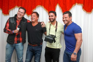 
<a style='margin-left: 5px;' class='btn btn-xs btn-social btn-facebook' href='https://www.facebook.com/sharer/sharer.php?u=https://www.galeramix.com.br/imagem/a9/800-800-90/conteudo/site_galerias/9/cabare-petry-galera-mix-50.jpg' rel='popup' data-width='500' data-height='400'><i class='fa fa-facebook'></i>Compartilhar <span class='hidden-xs'>no Facebook</span>
</a> 
<a class='btn btn-default btn-xs' target='_blank' href='imagem/a9/800-800-90/conteudo/site_galerias/9/cabare-petry-galera-mix-50.jpg'>
<span class='glyphicon glyphicon-cloud-download'></span> Salvar
</a>
