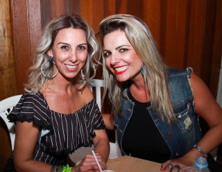 
<a style='margin-left: 5px;' class='btn btn-xs btn-social btn-facebook' href='https://www.facebook.com/sharer/sharer.php?u=https://www.galeramix.com.br/imagem/a9/800-800-90/conteudo/site_galerias/9/cabare-petry-galera-mix-59.jpg' rel='popup' data-width='500' data-height='400'><i class='fa fa-facebook'></i>Compartilhar <span class='hidden-xs'>no Facebook</span>
</a> 
<a class='btn btn-default btn-xs' target='_blank' href='imagem/a9/800-800-90/conteudo/site_galerias/9/cabare-petry-galera-mix-59.jpg'>
<span class='glyphicon glyphicon-cloud-download'></span> Salvar
</a>
