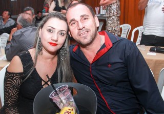 
<a style='margin-left: 5px;' class='btn btn-xs btn-social btn-facebook' href='https://www.facebook.com/sharer/sharer.php?u=https://www.galeramix.com.br/imagem/a9/800-800-90/conteudo/site_galerias/9/cabare-petry-galera-mix-61.jpg' rel='popup' data-width='500' data-height='400'><i class='fa fa-facebook'></i>Compartilhar <span class='hidden-xs'>no Facebook</span>
</a> 
<a class='btn btn-default btn-xs' target='_blank' href='imagem/a9/800-800-90/conteudo/site_galerias/9/cabare-petry-galera-mix-61.jpg'>
<span class='glyphicon glyphicon-cloud-download'></span> Salvar
</a>
