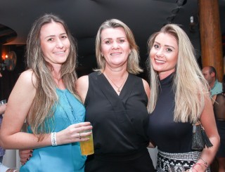 
<a style='margin-left: 5px;' class='btn btn-xs btn-social btn-facebook' href='https://www.facebook.com/sharer/sharer.php?u=https://www.galeramix.com.br/imagem/a9/800-800-90/conteudo/site_galerias/9/cabare-petry-galera-mix-63.jpg' rel='popup' data-width='500' data-height='400'><i class='fa fa-facebook'></i>Compartilhar <span class='hidden-xs'>no Facebook</span>
</a> 
<a class='btn btn-default btn-xs' target='_blank' href='imagem/a9/800-800-90/conteudo/site_galerias/9/cabare-petry-galera-mix-63.jpg'>
<span class='glyphicon glyphicon-cloud-download'></span> Salvar
</a>
