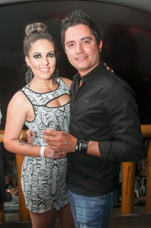 
<a style='margin-left: 5px;' class='btn btn-xs btn-social btn-facebook' href='https://www.facebook.com/sharer/sharer.php?u=https://www.galeramix.com.br/imagem/a9/800-800-90/conteudo/site_galerias/9/cabare-petry-galera-mix-68.jpg' rel='popup' data-width='500' data-height='400'><i class='fa fa-facebook'></i>Compartilhar <span class='hidden-xs'>no Facebook</span>
</a> 
<a class='btn btn-default btn-xs' target='_blank' href='imagem/a9/800-800-90/conteudo/site_galerias/9/cabare-petry-galera-mix-68.jpg'>
<span class='glyphicon glyphicon-cloud-download'></span> Salvar
</a>
