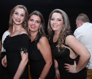 
<a style='margin-left: 5px;' class='btn btn-xs btn-social btn-facebook' href='https://www.facebook.com/sharer/sharer.php?u=https://www.galeramix.com.br/imagem/a9/800-800-90/conteudo/site_galerias/9/cabare-petry-galera-mix-70.jpg' rel='popup' data-width='500' data-height='400'><i class='fa fa-facebook'></i>Compartilhar <span class='hidden-xs'>no Facebook</span>
</a> 
<a class='btn btn-default btn-xs' target='_blank' href='imagem/a9/800-800-90/conteudo/site_galerias/9/cabare-petry-galera-mix-70.jpg'>
<span class='glyphicon glyphicon-cloud-download'></span> Salvar
</a>
