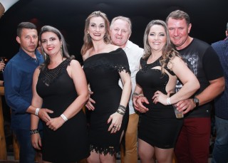 
<a style='margin-left: 5px;' class='btn btn-xs btn-social btn-facebook' href='https://www.facebook.com/sharer/sharer.php?u=https://www.galeramix.com.br/imagem/a9/800-800-90/conteudo/site_galerias/9/cabare-petry-galera-mix-71.jpg' rel='popup' data-width='500' data-height='400'><i class='fa fa-facebook'></i>Compartilhar <span class='hidden-xs'>no Facebook</span>
</a> 
<a class='btn btn-default btn-xs' target='_blank' href='imagem/a9/800-800-90/conteudo/site_galerias/9/cabare-petry-galera-mix-71.jpg'>
<span class='glyphicon glyphicon-cloud-download'></span> Salvar
</a>
