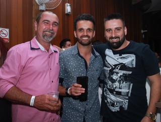 
<a style='margin-left: 5px;' class='btn btn-xs btn-social btn-facebook' href='https://www.facebook.com/sharer/sharer.php?u=https://www.galeramix.com.br/imagem/a9/800-800-90/conteudo/site_galerias/9/cabare-petry-galera-mix-72.jpg' rel='popup' data-width='500' data-height='400'><i class='fa fa-facebook'></i>Compartilhar <span class='hidden-xs'>no Facebook</span>
</a> 
<a class='btn btn-default btn-xs' target='_blank' href='imagem/a9/800-800-90/conteudo/site_galerias/9/cabare-petry-galera-mix-72.jpg'>
<span class='glyphicon glyphicon-cloud-download'></span> Salvar
</a>
