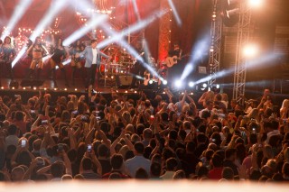 
<a style='margin-left: 5px;' class='btn btn-xs btn-social btn-facebook' href='https://www.facebook.com/sharer/sharer.php?u=https://www.galeramix.com.br/imagem/a9/800-800-90/conteudo/site_galerias/9/cabare-petry-galera-mix-84.jpg' rel='popup' data-width='500' data-height='400'><i class='fa fa-facebook'></i>Compartilhar <span class='hidden-xs'>no Facebook</span>
</a> 
<a class='btn btn-default btn-xs' target='_blank' href='imagem/a9/800-800-90/conteudo/site_galerias/9/cabare-petry-galera-mix-84.jpg'>
<span class='glyphicon glyphicon-cloud-download'></span> Salvar
</a>
