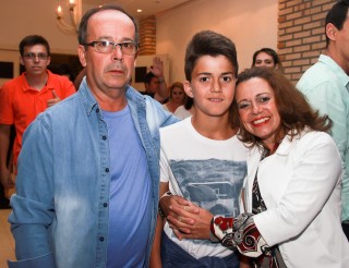 
<a style='margin-left: 5px;' class='btn btn-xs btn-social btn-facebook' href='https://www.facebook.com/sharer/sharer.php?u=https://www.galeramix.com.br/imagem/a9/800-800-90/conteudo/site_galerias/9/cabare-petry-galera-mix-9.jpg' rel='popup' data-width='500' data-height='400'><i class='fa fa-facebook'></i>Compartilhar <span class='hidden-xs'>no Facebook</span>
</a> 
<a class='btn btn-default btn-xs' target='_blank' href='imagem/a9/800-800-90/conteudo/site_galerias/9/cabare-petry-galera-mix-9.jpg'>
<span class='glyphicon glyphicon-cloud-download'></span> Salvar
</a>
