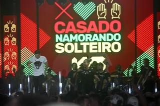 
                                    <a style='margin-left: 5px;' class='btn btn-xs btn-social btn-facebook' href='https://www.facebook.com/sharer/sharer.php?u=https://www.galeramix.com.br/imagem/a94/800-800-90/conteudo/site_galerias/94/wesley-safadao-galera-mix-1.jpg' rel='popup' data-width='500' data-height='400'><i class='fa fa-facebook'></i>Compartilhar <span class='hidden-xs'>no Facebook</span>
                                </a> 
                                <a class='btn btn-default btn-xs' target='_blank' href='imagem/a94/800-800-90/conteudo/site_galerias/94/wesley-safadao-galera-mix-1.jpg'>
                                    <span class='glyphicon glyphicon-cloud-download'></span> Salvar
                                </a>
                                