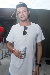 
                            <a style='margin-left: 5px;' class='btn btn-xs btn-social btn-facebook' href='https://www.facebook.com/sharer/sharer.php?u=https://www.galeramix.com.br/imagem/a94/800-800-90/conteudo/site_galerias/94/wesley-safadao-galera-mix-100.jpg' rel='popup' data-width='500' data-height='400'><i class='fa fa-facebook'></i>Compartilhar <span class='hidden-xs'>no Facebook</span>
                        </a> 
                        <a class='btn btn-default btn-xs' target='_blank' href='imagem/a94/800-800-90/conteudo/site_galerias/94/wesley-safadao-galera-mix-100.jpg'>
                            <span class='glyphicon glyphicon-cloud-download'></span> Salvar
                        </a>
                        