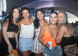 
                        <a style='margin-left: 5px;' class='btn btn-xs btn-social btn-facebook' href='https://www.facebook.com/sharer/sharer.php?u=https://www.galeramix.com.br/imagem/a94/800-800-90/conteudo/site_galerias/94/wesley-safadao-galera-mix-101.jpg' rel='popup' data-width='500' data-height='400'><i class='fa fa-facebook'></i>Compartilhar <span class='hidden-xs'>no Facebook</span>
                    </a> 
                    <a class='btn btn-default btn-xs' target='_blank' href='imagem/a94/800-800-90/conteudo/site_galerias/94/wesley-safadao-galera-mix-101.jpg'>
                        <span class='glyphicon glyphicon-cloud-download'></span> Salvar
                    </a>
                    