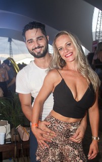 
                    <a style='margin-left: 5px;' class='btn btn-xs btn-social btn-facebook' href='https://www.facebook.com/sharer/sharer.php?u=https://www.galeramix.com.br/imagem/a94/800-800-90/conteudo/site_galerias/94/wesley-safadao-galera-mix-102.jpg' rel='popup' data-width='500' data-height='400'><i class='fa fa-facebook'></i>Compartilhar <span class='hidden-xs'>no Facebook</span>
                </a> 
                <a class='btn btn-default btn-xs' target='_blank' href='imagem/a94/800-800-90/conteudo/site_galerias/94/wesley-safadao-galera-mix-102.jpg'>
                    <span class='glyphicon glyphicon-cloud-download'></span> Salvar
                </a>
                