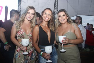 
<a style='margin-left: 5px;' class='btn btn-xs btn-social btn-facebook' href='https://www.facebook.com/sharer/sharer.php?u=https://www.galeramix.com.br/imagem/a94/800-800-90/conteudo/site_galerias/94/wesley-safadao-galera-mix-143.jpg' rel='popup' data-width='500' data-height='400'><i class='fa fa-facebook'></i>Compartilhar <span class='hidden-xs'>no Facebook</span>
</a> 
<a class='btn btn-default btn-xs' target='_blank' href='imagem/a94/800-800-90/conteudo/site_galerias/94/wesley-safadao-galera-mix-143.jpg'>
<span class='glyphicon glyphicon-cloud-download'></span> Salvar
</a>
