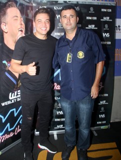 
<a style='margin-left: 5px;' class='btn btn-xs btn-social btn-facebook' href='https://www.facebook.com/sharer/sharer.php?u=https://www.galeramix.com.br/imagem/a94/800-800-90/conteudo/site_galerias/94/wesley-safadao-galera-mix-145.jpg' rel='popup' data-width='500' data-height='400'><i class='fa fa-facebook'></i>Compartilhar <span class='hidden-xs'>no Facebook</span>
</a> 
<a class='btn btn-default btn-xs' target='_blank' href='imagem/a94/800-800-90/conteudo/site_galerias/94/wesley-safadao-galera-mix-145.jpg'>
<span class='glyphicon glyphicon-cloud-download'></span> Salvar
</a>
