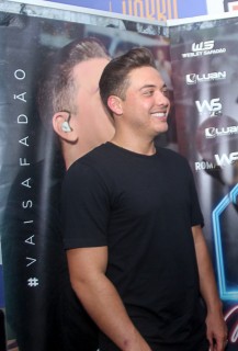 
<a style='margin-left: 5px;' class='btn btn-xs btn-social btn-facebook' href='https://www.facebook.com/sharer/sharer.php?u=https://www.galeramix.com.br/imagem/a94/800-800-90/conteudo/site_galerias/94/wesley-safadao-galera-mix-147.jpg' rel='popup' data-width='500' data-height='400'><i class='fa fa-facebook'></i>Compartilhar <span class='hidden-xs'>no Facebook</span>
</a> 
<a class='btn btn-default btn-xs' target='_blank' href='imagem/a94/800-800-90/conteudo/site_galerias/94/wesley-safadao-galera-mix-147.jpg'>
<span class='glyphicon glyphicon-cloud-download'></span> Salvar
</a>
