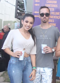 
<a style='margin-left: 5px;' class='btn btn-xs btn-social btn-facebook' href='https://www.facebook.com/sharer/sharer.php?u=https://www.galeramix.com.br/imagem/a94/800-800-90/conteudo/site_galerias/94/wesley-safadao-galera-mix-15.jpg' rel='popup' data-width='500' data-height='400'><i class='fa fa-facebook'></i>Compartilhar <span class='hidden-xs'>no Facebook</span>
</a> 
<a class='btn btn-default btn-xs' target='_blank' href='imagem/a94/800-800-90/conteudo/site_galerias/94/wesley-safadao-galera-mix-15.jpg'>
<span class='glyphicon glyphicon-cloud-download'></span> Salvar
</a>
